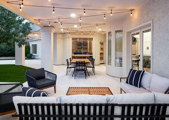 Dom wakacyjny Paradise - Modern Luxe With Pool & Putt