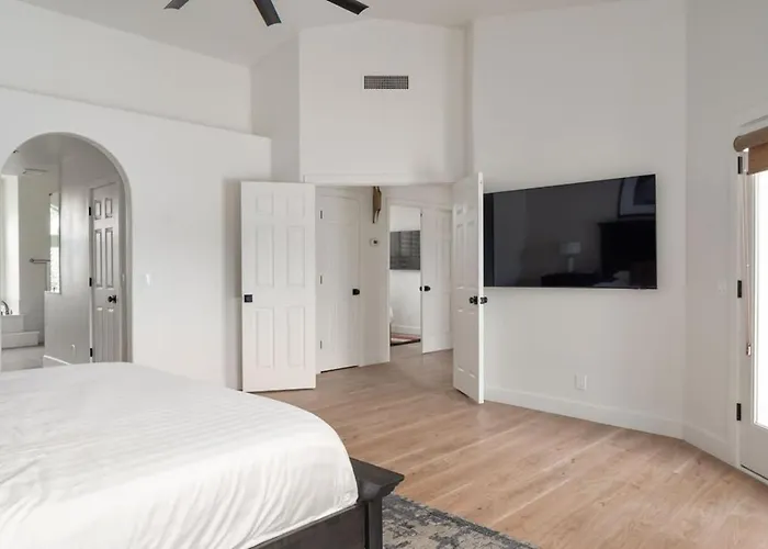 Dom wakacyjny Paradise - Modern Luxe With Pool & Putt