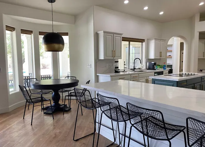 Dom wakacyjny Paradise - Modern Luxe With Pool & Putt